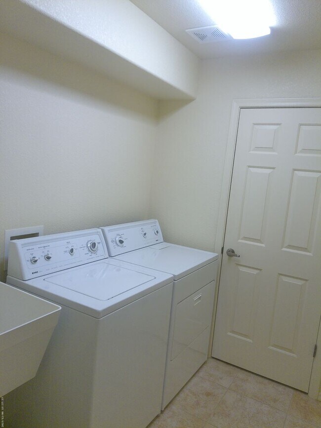 Building Photo - Winter Rental Available October-April 2027