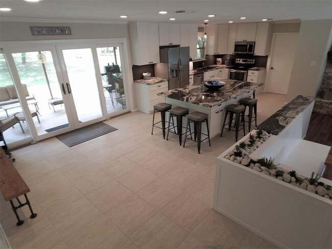 Building Photo - 2125 Island View