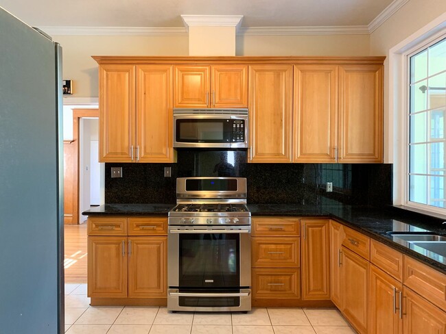Building Photo - Exceptional Mountain View Home with Guest Suite Near Downtown