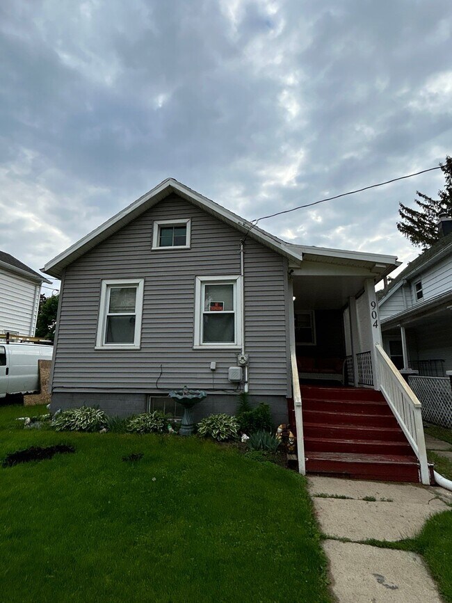 Primary Photo - 904 S Chippewa Ave