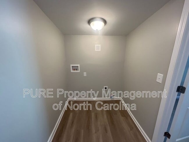 Building Photo - 608 S Yadkin Ave