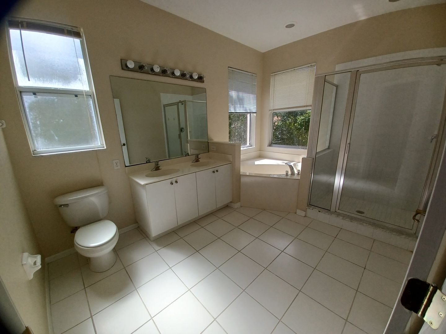 Building Photo - 3/2 Condo in gated community off Colonial Blvd