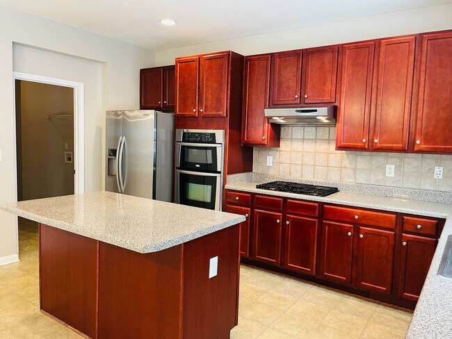 Building Photo - Prime location, lots of extra sqft, fenced...