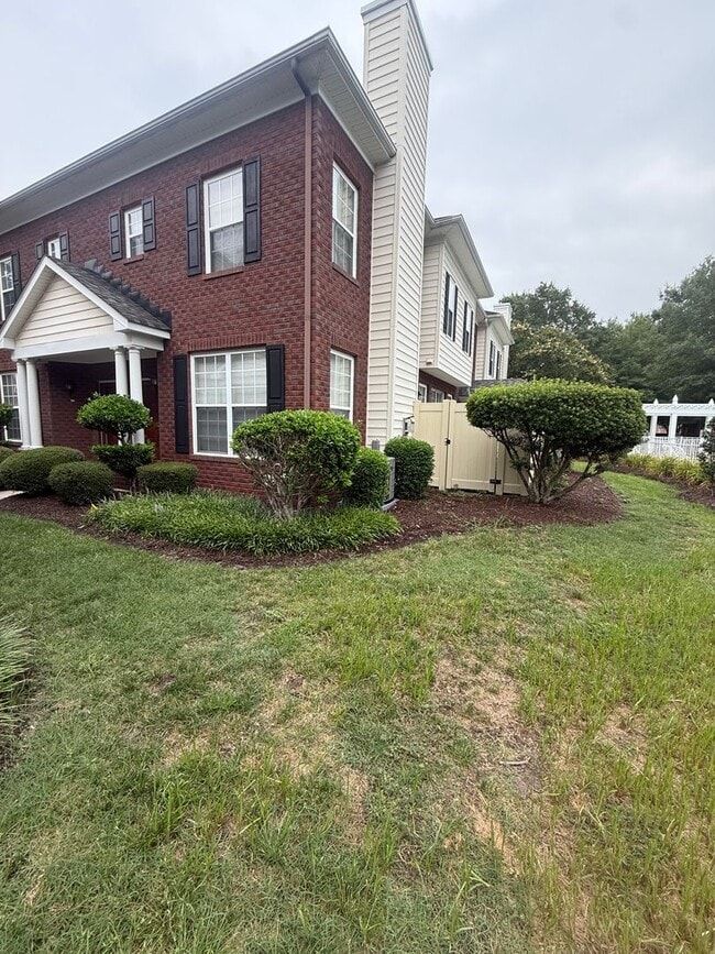 Building Photo - Lovely 2 Bedroom 2.5 Bathroom Located in V...
