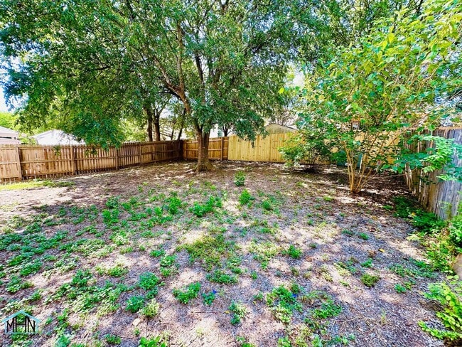 Building Photo - Big & Beautiful 5 bed/3.5 bath 2 Story home that's conveniently located to Randolph AFB