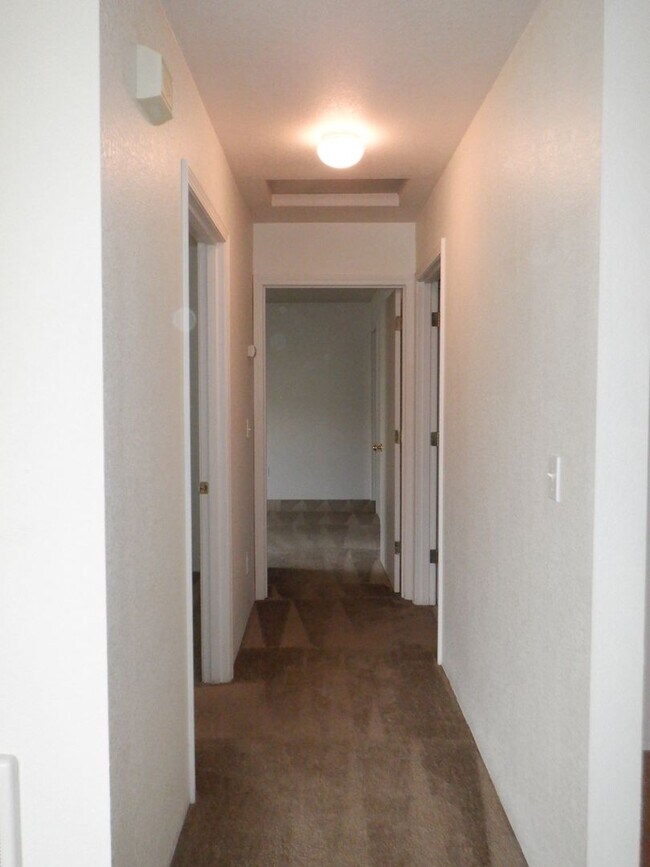 Building Photo - Single Level 2 Bed/2 Bath End Unit with Ga...