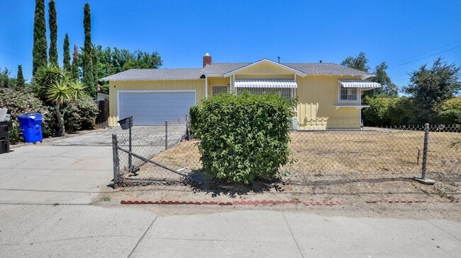Building Photo - Fully REMODELED 3bed 2bath SFR. Great loca...