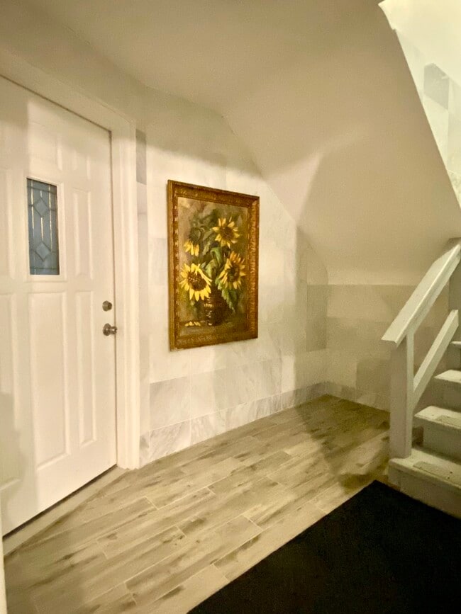 Building Photo - 1721 W Bryn Mawr Ave