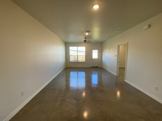 Building Photo - 648 Pacific Crest Trl