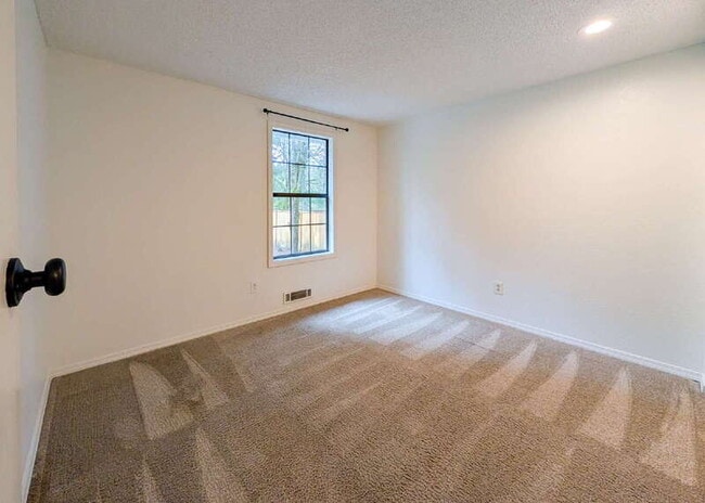 Building Photo - 115 E Jonathan Rd