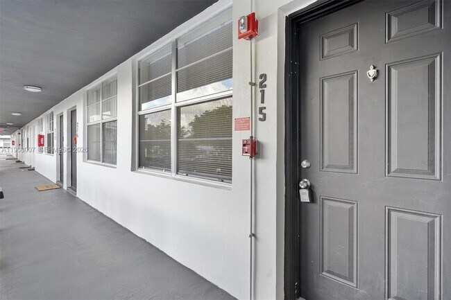 Building Photo - 1715 N 16th Ave