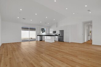 Building Photo - Modern 5-Bedroom 5 bath Home for Lease in ...