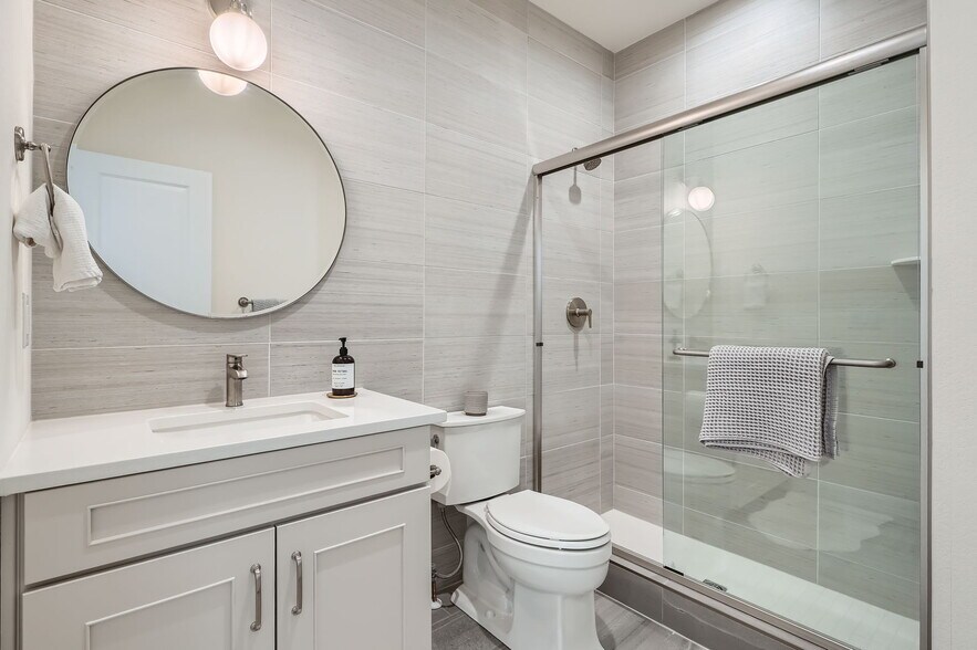 Building Photo - 805 Promenade Dr