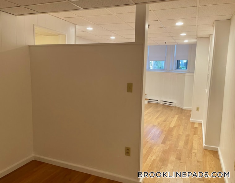 Building Photo - 1077 Beacon St