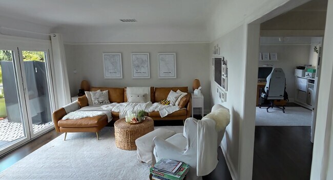 Building Photo - Breathtaking Elliott Bay Views & Sunset Serenity—Steps to Alki Beach!