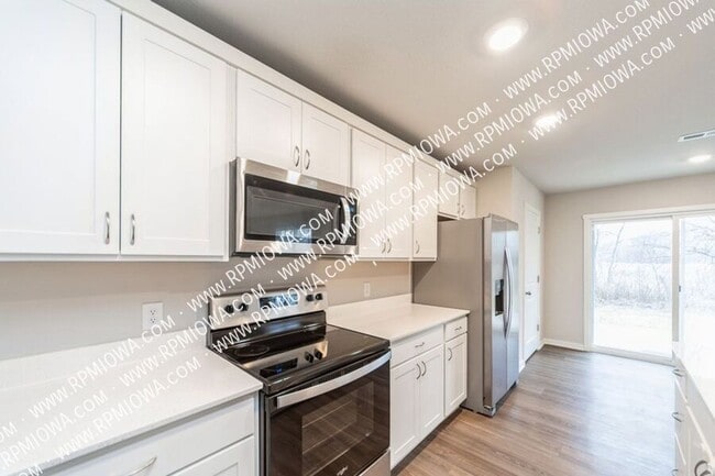 Building Photo - 4533 SE Ember Ln