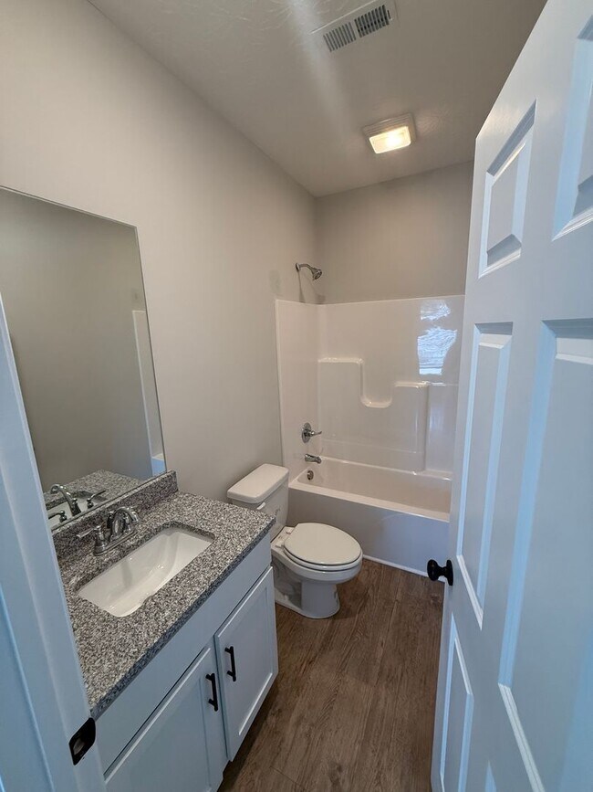 Building Photo - 2 Bed/2.5 Bath Townhome with Garage (Trash Included)