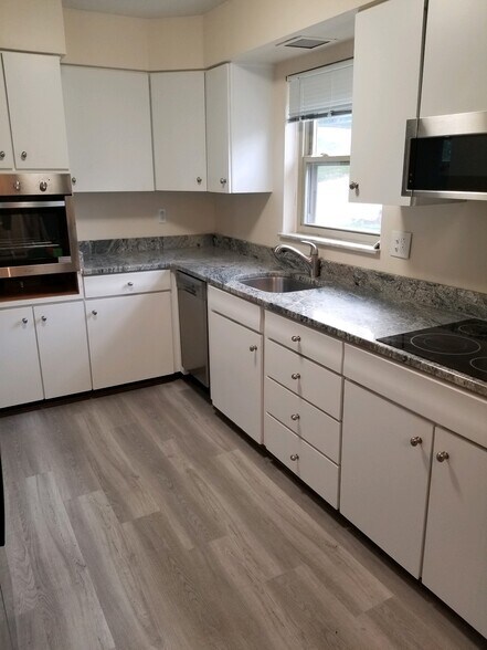 Building Photo - 1130 River Hill Dr