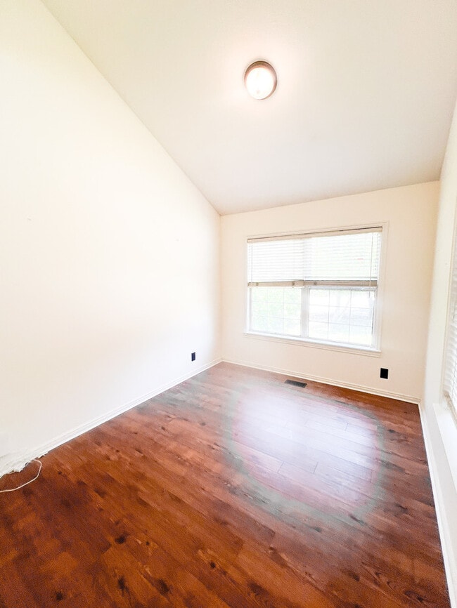 Building Photo - Stylish Light & Bright Space in the Heart ...