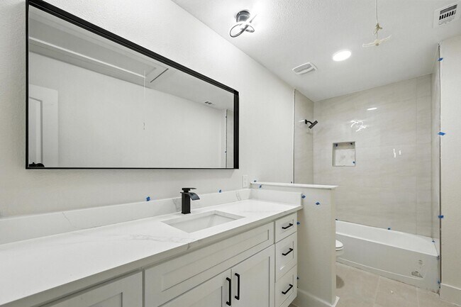 Building Photo - Brand-new modern townhome in Rowlett featu...