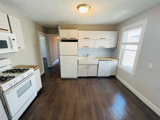 Building Photo - NEWLY RENOVATED PENTHOUSE UNIT