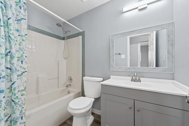 Building Photo - 802 La Fiesta Dr