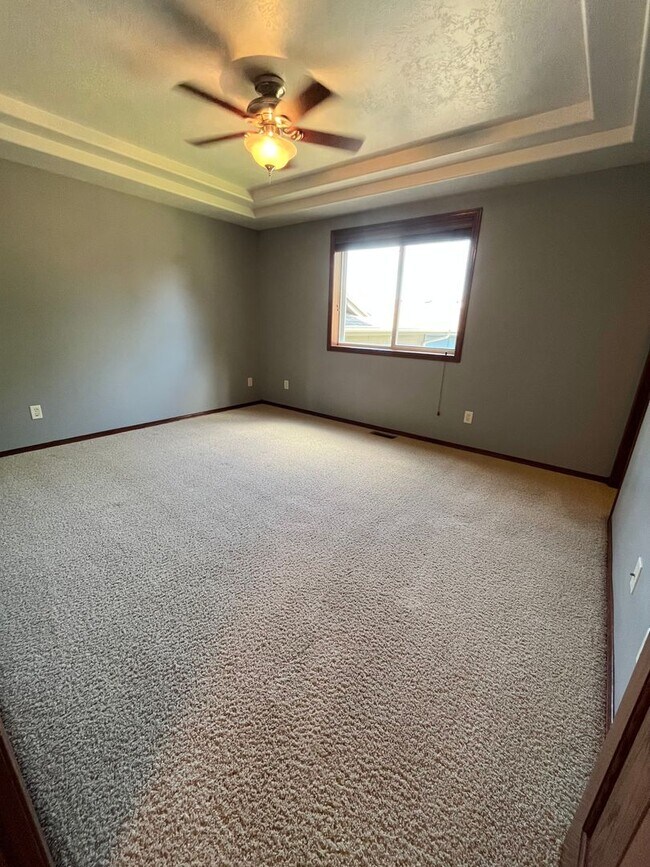 Building Photo - Stunning 4 Bed/2 Bath with 3 Car Garage and Fenced in Yard!