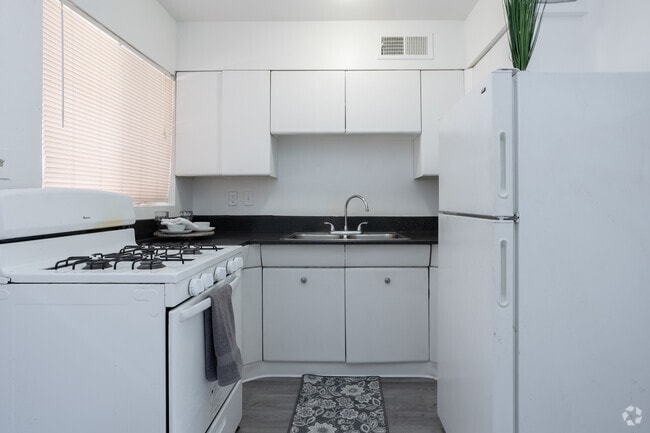 1BR, 1BA - 555SF - Kitchen - Country Club Apartments