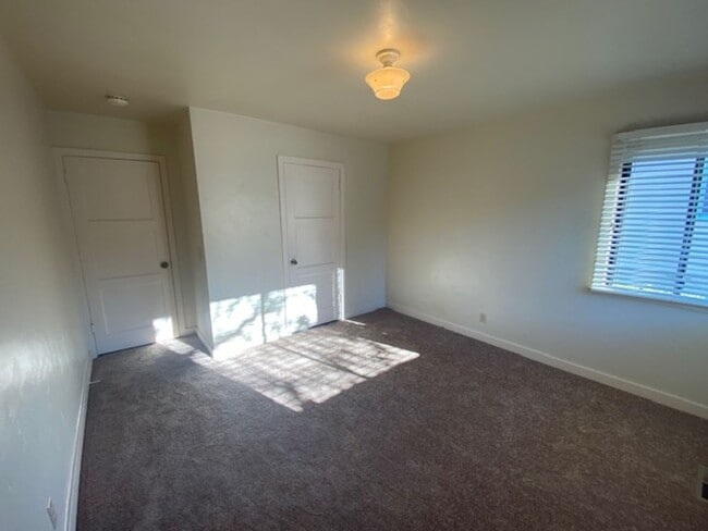 Building Photo - Cozy Monterey Home!