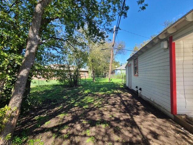 Building Photo - 1505 Alamo Ave