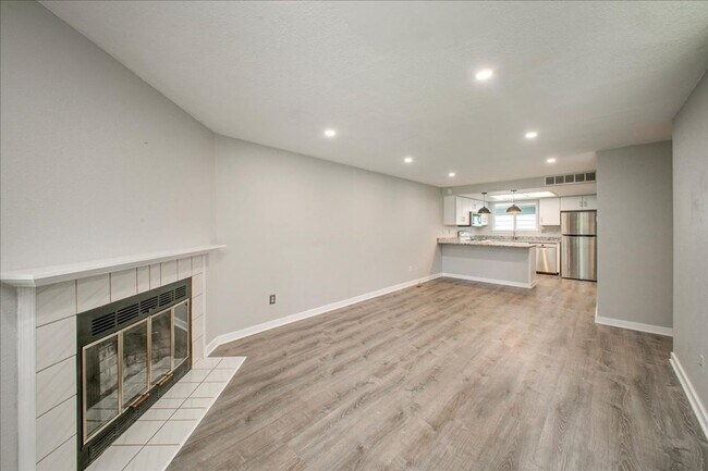 Building Photo - Bright & Stylish Townhome in the Heart of ...