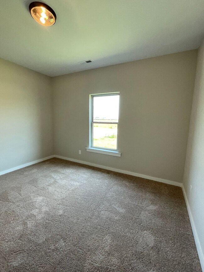 Building Photo - Home for Rent in Meridianville, AL!!! Avai...