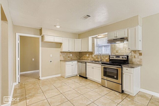 Building Photo - 15710 Sandy Hill Dr