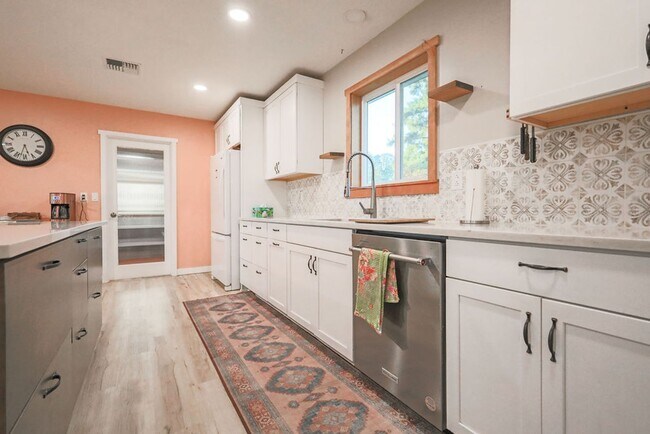 Building Photo - Full Furnished, Cozy Country Cottage Avail...
