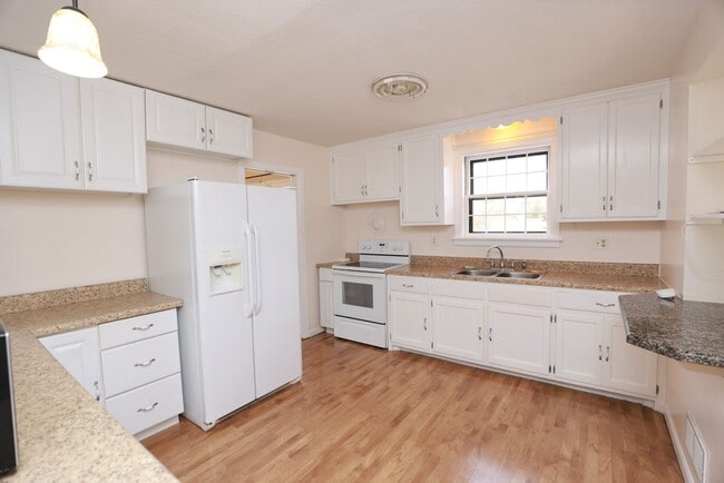 Building Photo - Spacious Brick Rancher in the heart of Tuc...