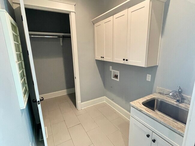 Building Photo - Green Hills/Lipscomb area home built in 20...