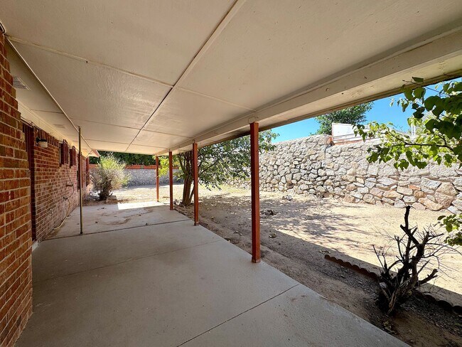 Building Photo - Northeast El Paso 3 Bed 2 Bath in Apollo Heights Neighborhood!