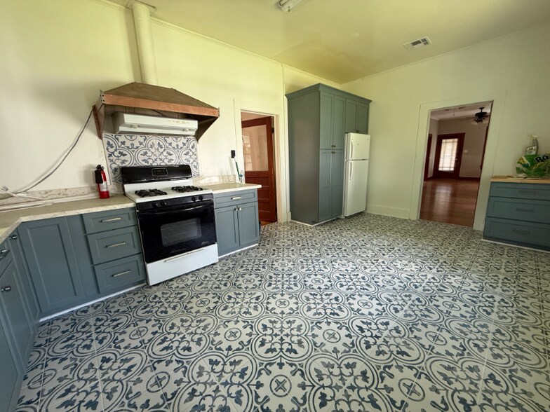 Building Photo - 416 Voorhies St