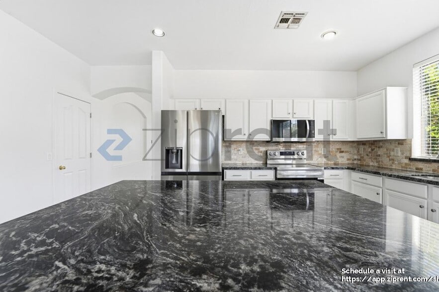 Building Photo - 2131 E Bellerive Pl