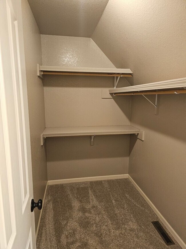 Building Photo - 3 Bedroom 2.5 Bathroom Home