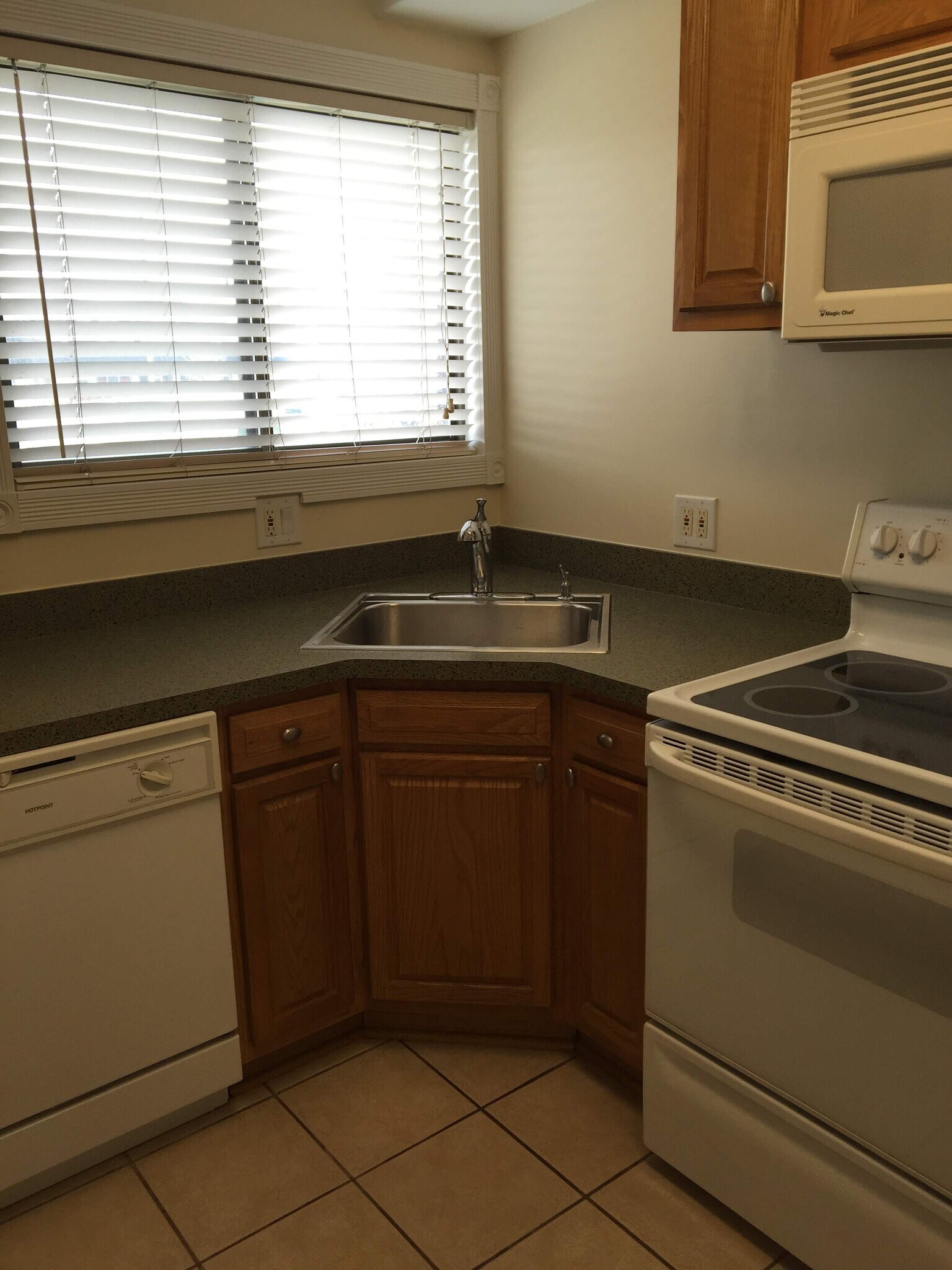 Kitchen - 25863 Woodward Ave