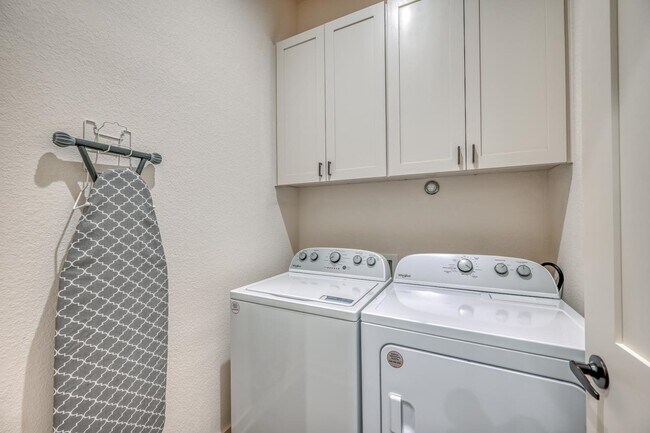 Building Photo - 302 Parallel Cir