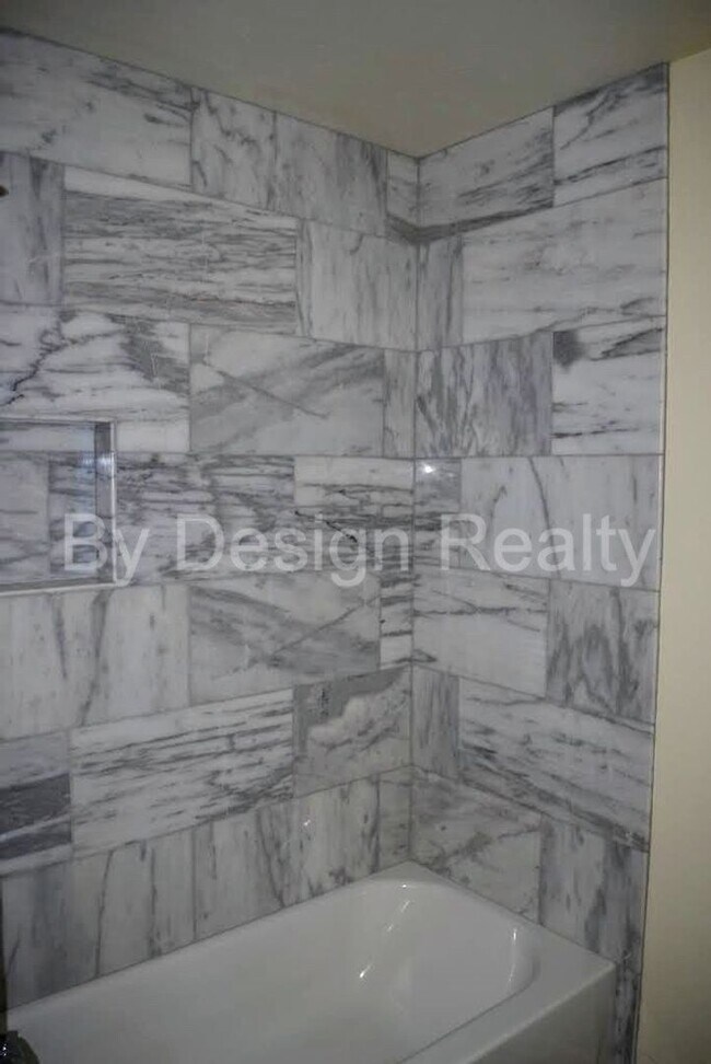 Building Photo - Recently Updated - 3 Bed 2 Bath - Large Ga...