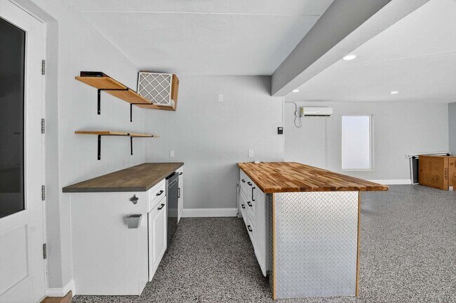 Building Photo - 714 SW 25th Ave