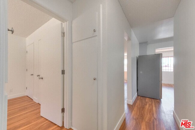 Building Photo - 8468 S Halldale Ave