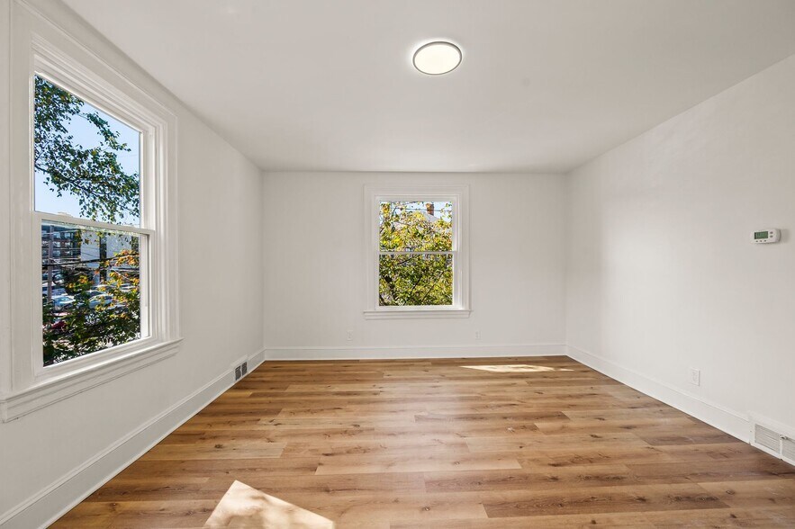 Building Photo - 209 N Spring St