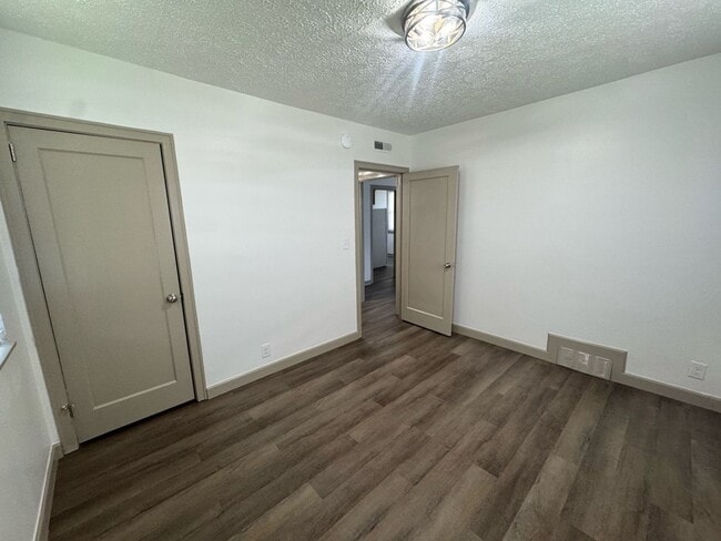Building Photo - Updated 2BR Home in Kingsport For Rent - Detached 2 Car Garage