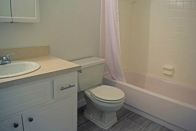 Building Photo - Sharp 2 bedroom, 2 1/2 bath with basement ...