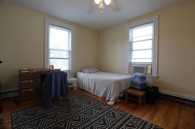 Building Photo - 23 Falkland St