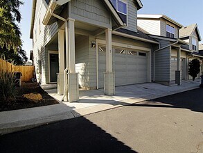 Building Photo - Modern 3x2.5 Townhome Retreat in NE Bend